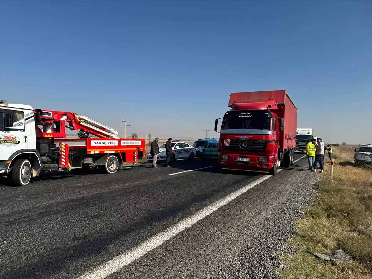 afyonkarahisarda-zincirleme-trafik-kazasi-1-olu-15-yarali-cJLZfmqL.jpg